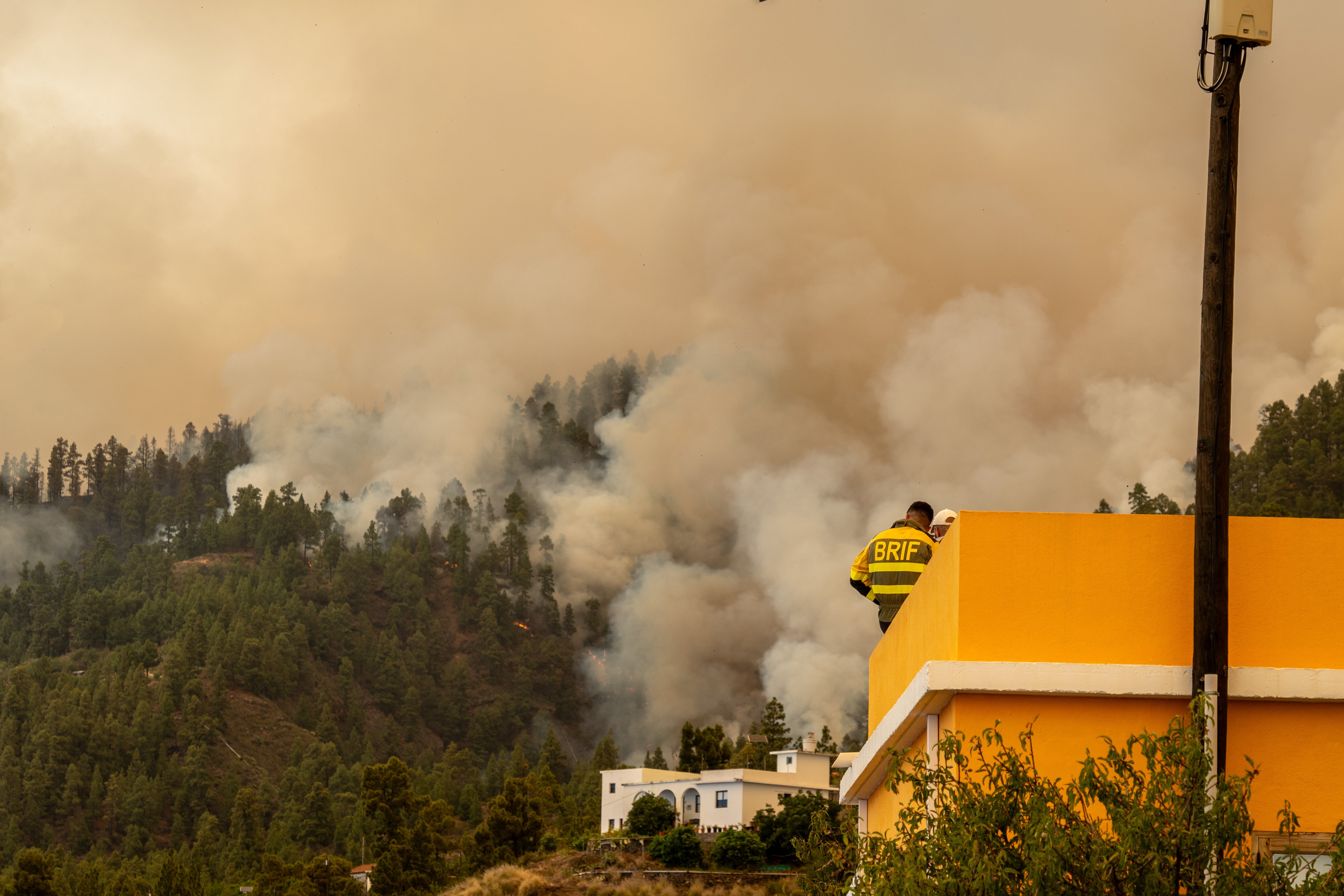 Miembro de la Brigada de Refuerzo de Incendios Forestales (BRIF) trabajando en las labores de extinción