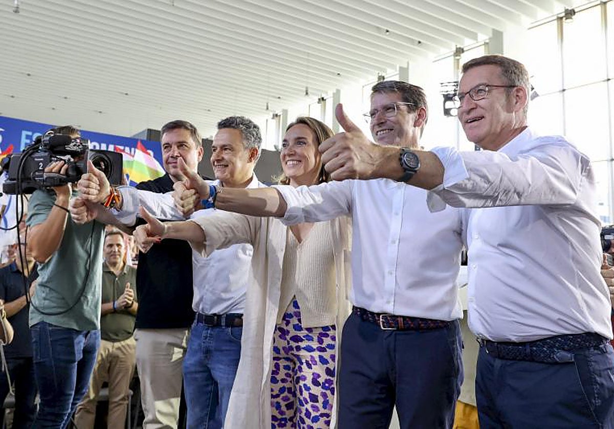 Alberto Núñez Feijóo, esta mañana, en Logroño junto a Gonzalo Capellán y Cuca Gamarra