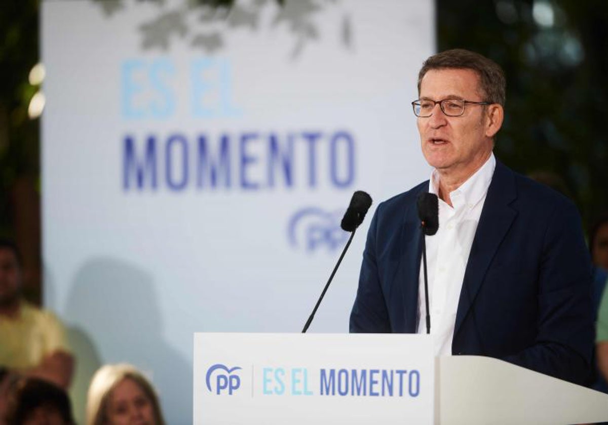 El presidente del Partido Popular y candidato a la Presidencia del Gobierno de España, Alberto Núñez Feijóo, interviene durante un acto de campaña electoral en el parque de la Media Luna, a 15 de julio de 2023, en Pamplona, Navarra (España)