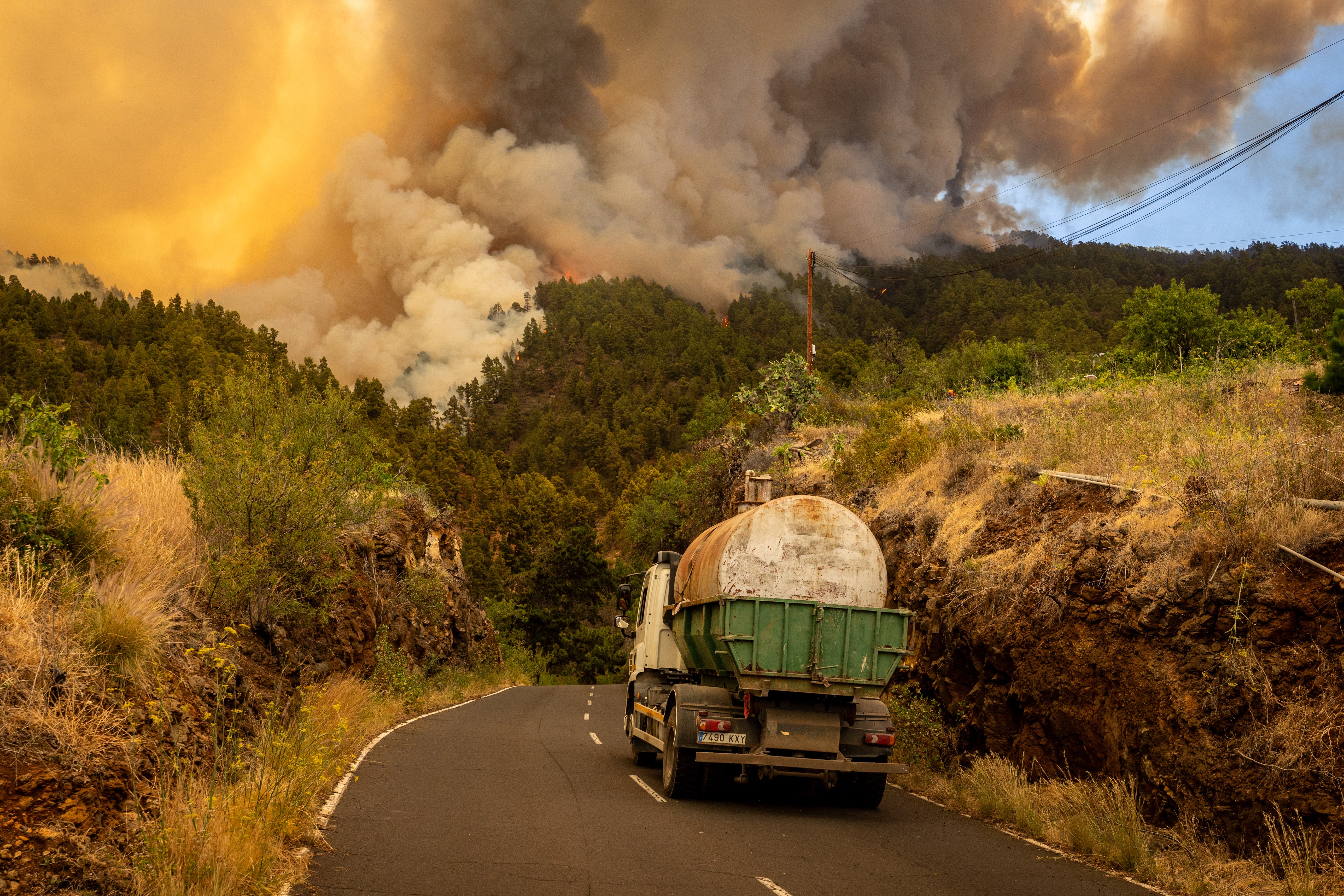 Un camión cisterna acudiendo al incendio forestal de Puntagorda, La Palma