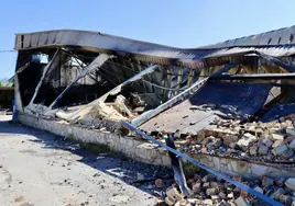 Incendio Córdoba | El fuego destruye en Lucena una fábrica de ataúdes