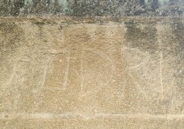 El vandalismo 'conquista' el castillo de Almodóvar con las 'firmas' de sus visitantes grabadas en sus piedras