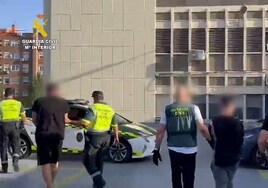 La Guardia Civil detiene a cinco personas que captaban gente en páginas «sexuales» para falsificar su documentación en Madrid