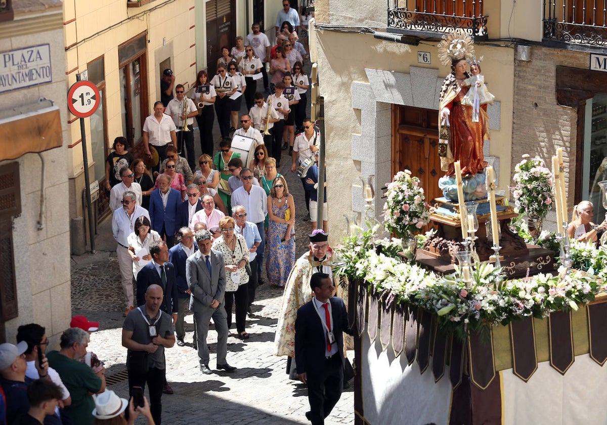 La Virgen del Carmen, a su paso por la calle de la Ciudad; detrás el alcalde de Toledo, Carlos Velázquez