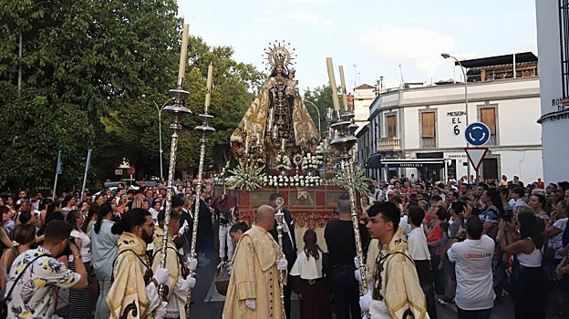 La Virgen del Carmen, arropada por numerosos devotos nada más salir de su parroquia