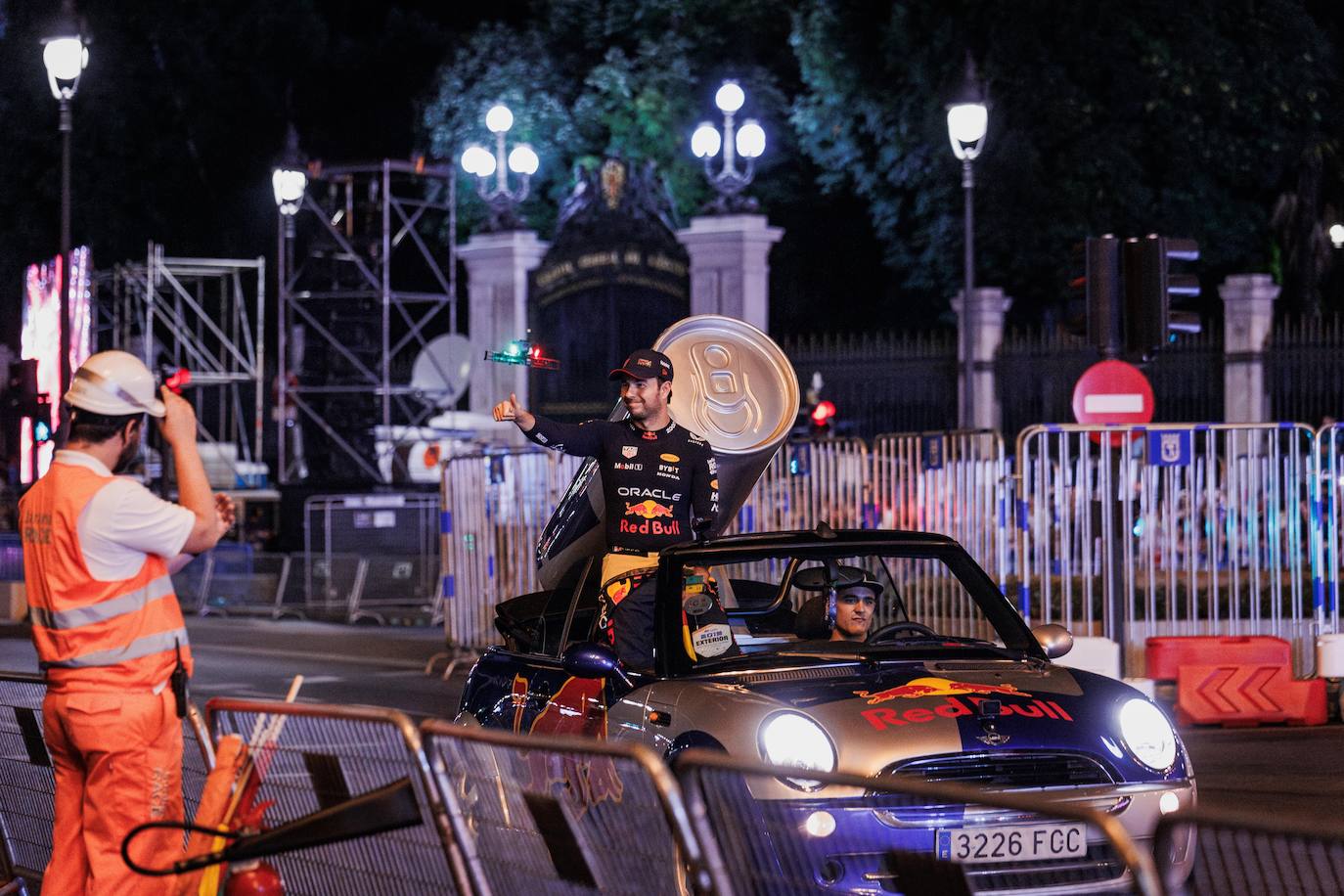 Checho Pérez saluda a los presentes mientras realiza el circuito del Red Bull Show Run