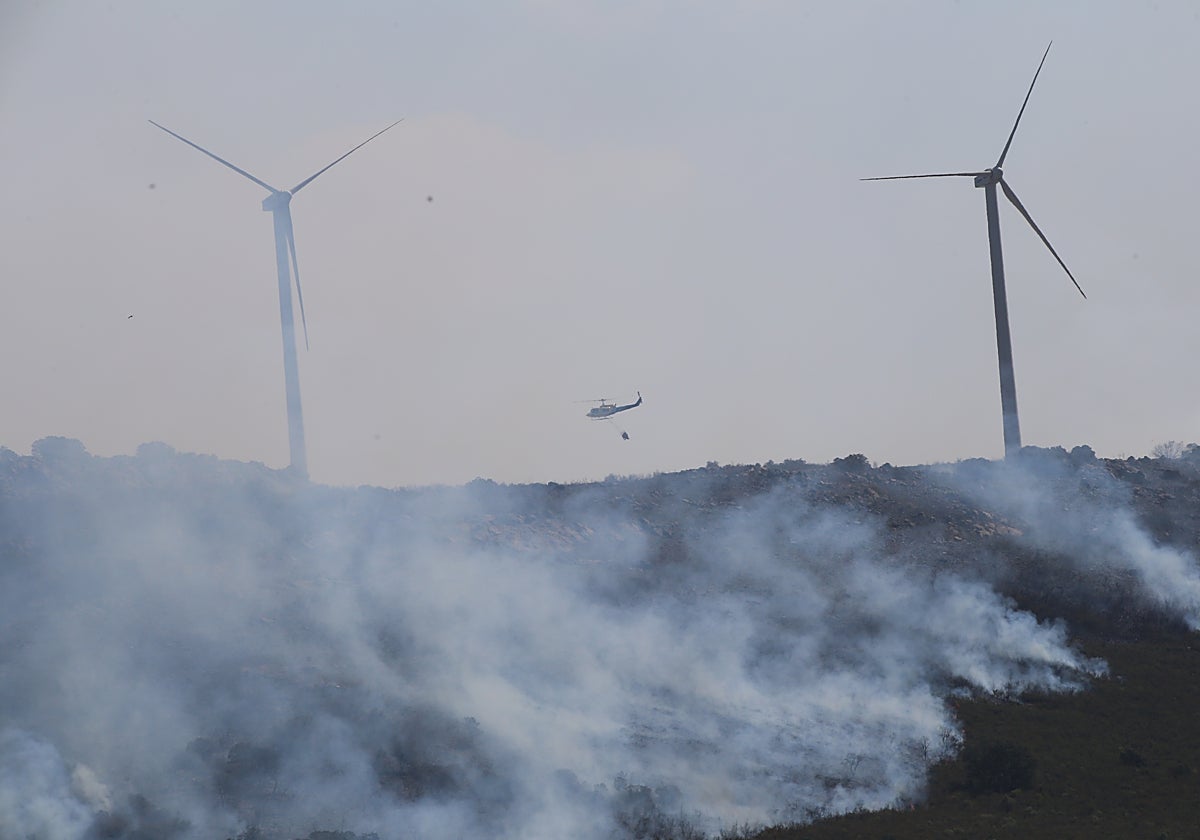 Un helicóptero en la labores de extinción de fuego en una imagen de archivo