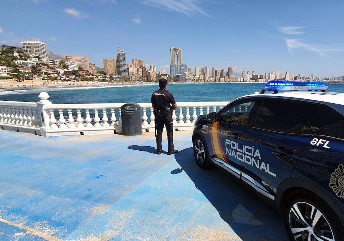 Imagen de archivo de un agente de la Policía Nacional en Benidorm