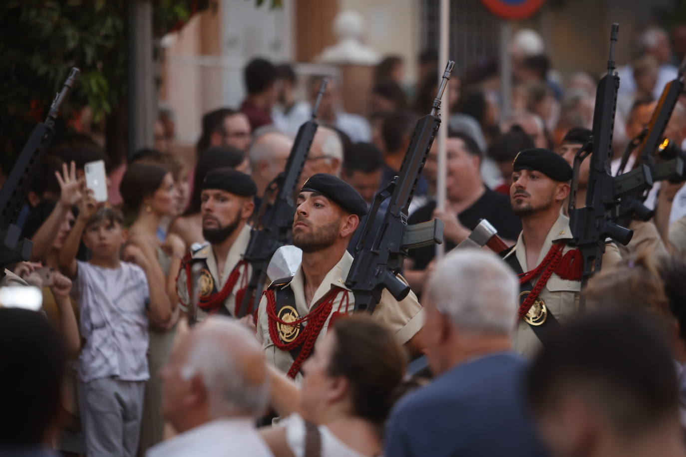 La Virgen del Carmen de San Cayetano de Córdoba siembra la alegría, en imágenes