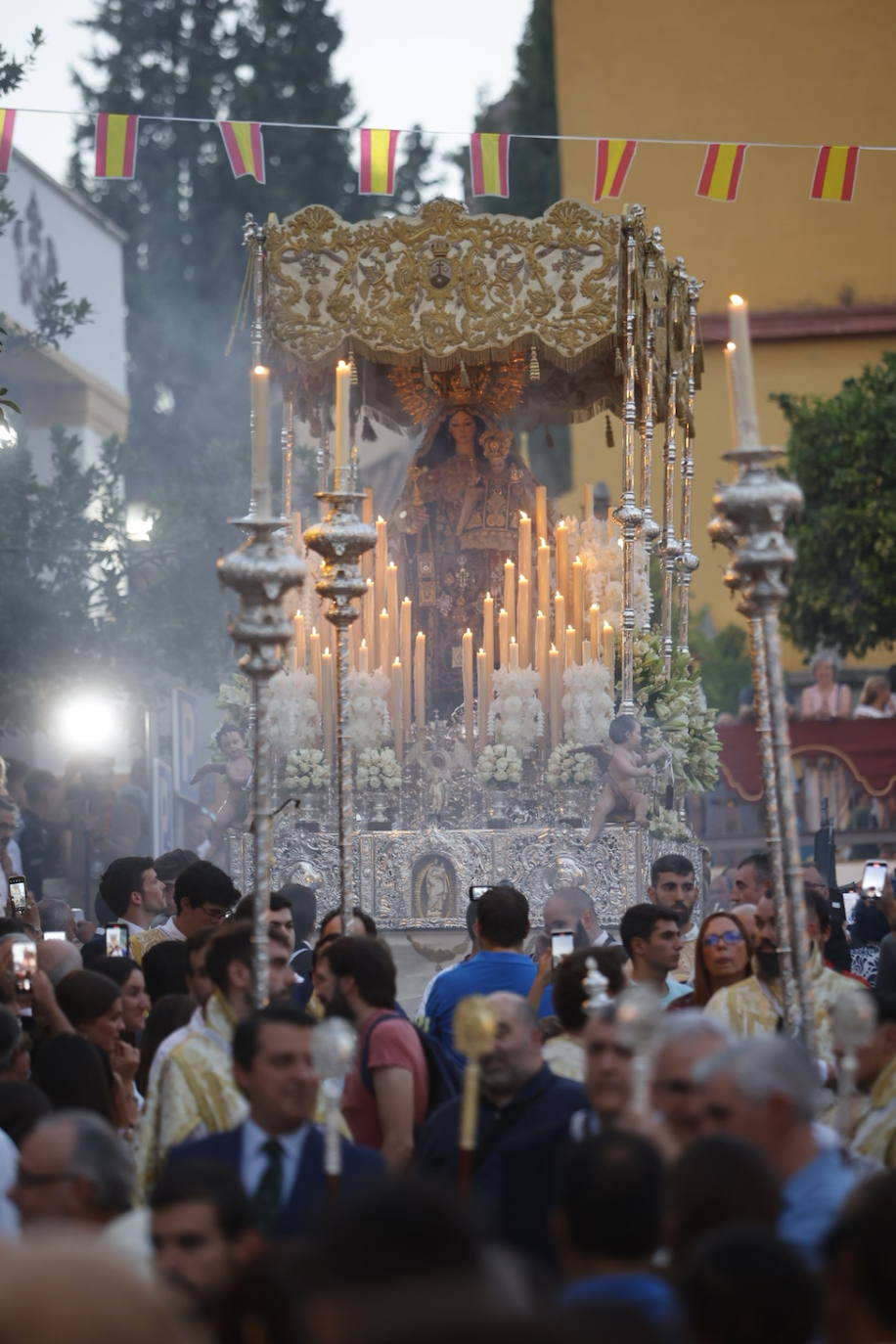 La Virgen del Carmen de San Cayetano de Córdoba siembra la alegría, en imágenes