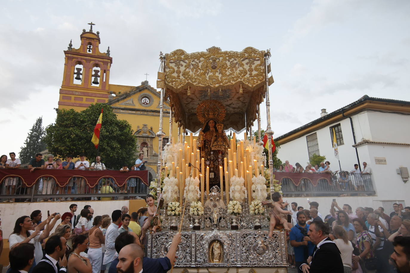 La Virgen del Carmen de San Cayetano de Córdoba siembra la alegría, en imágenes