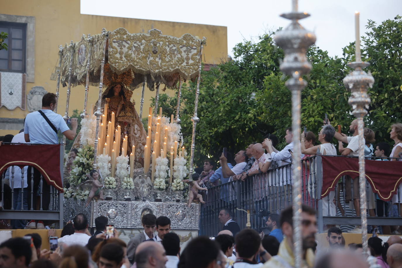 La Virgen del Carmen de San Cayetano de Córdoba siembra la alegría, en imágenes