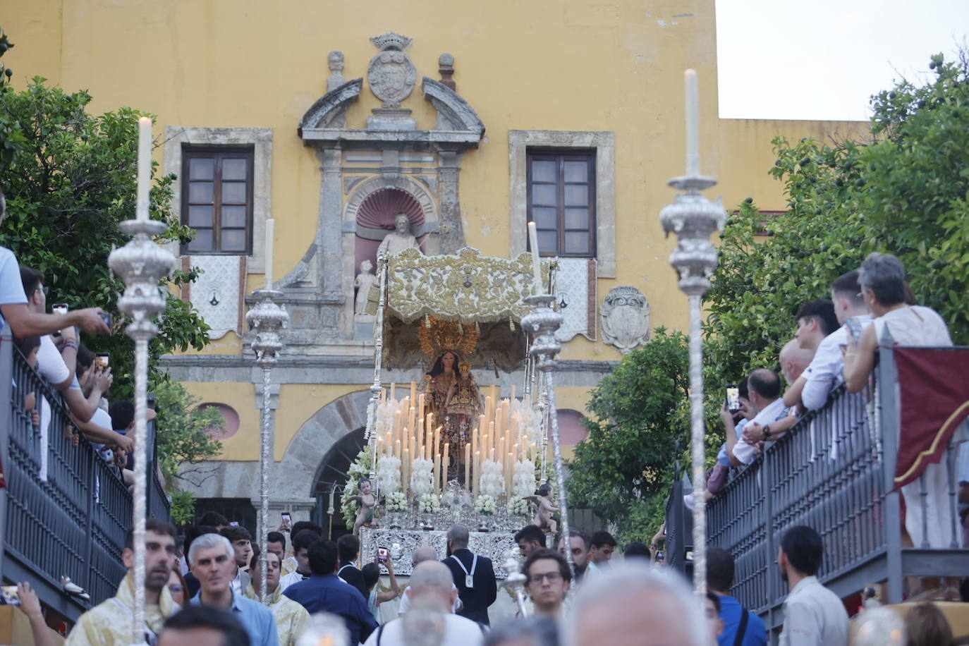 La Virgen del Carmen de San Cayetano de Córdoba siembra la alegría, en imágenes