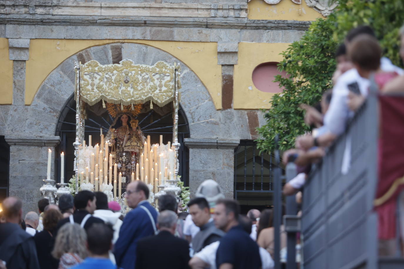 La Virgen del Carmen de San Cayetano de Córdoba siembra la alegría, en imágenes