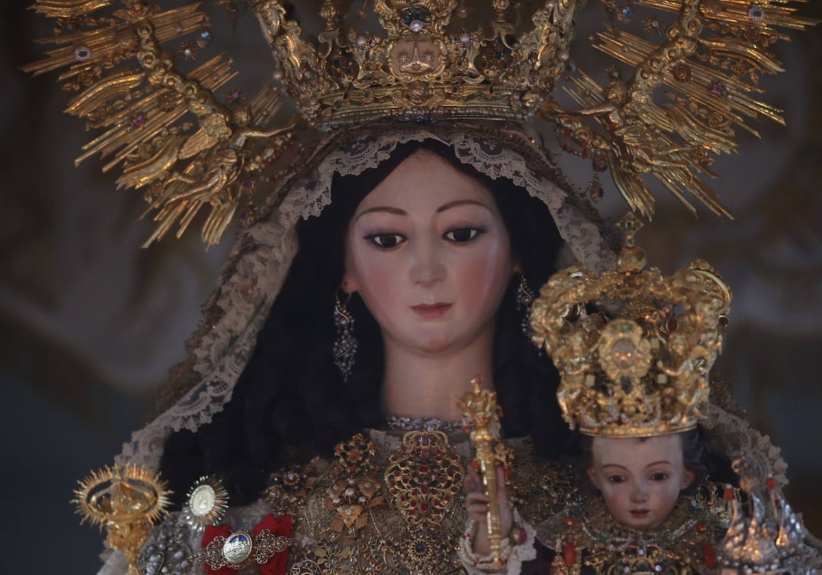 Primer plano de la Virgen del Carmen de San Cayetano