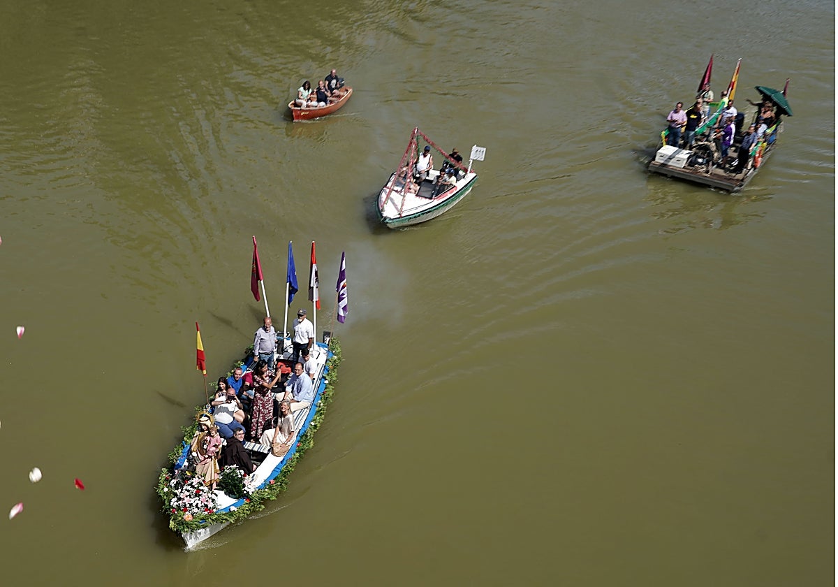 La Virgen del Carmen navega por el río Pisuerga en Valladolid