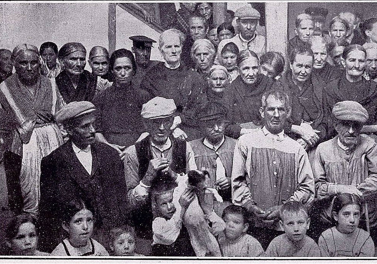 Grupo de acogidos en el patio del Comedor de Caridad fotografiados por Constantino Garcés en la 'Memoria de la Junta Provincial de Protección a la Infancia' de 1914. Archivo Municipal de Toledo