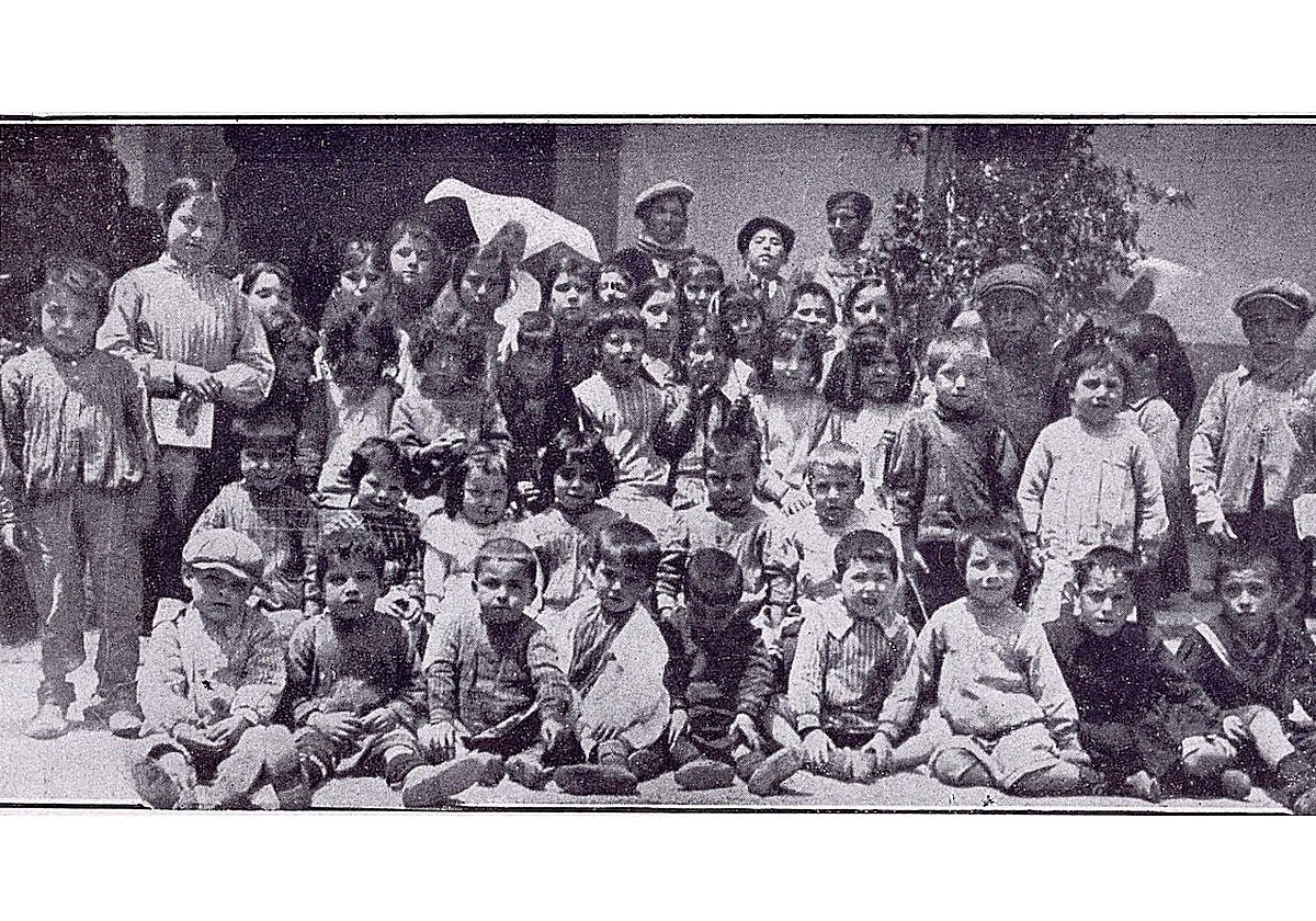 Grupo de niños y niñas de la Cantina escolar instalada en el Hospital de Tavera que atendían las Hermanas de la Caridad. Fotografía de Constantino Garcés en la 'Memoria de la Junta provincial de protección a la infancia'. Archivo Municipal de Toledo