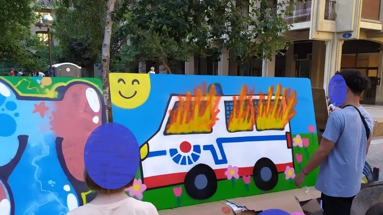Polémica en San Sebastián: un dibujo de una furgoneta de la Ertzaintza en llamas se cuela en las fiestas