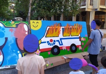 Polémica en San Sebastián: un dibujo de una furgoneta de la Ertzaintza en llamas se cuela en las fiestas