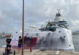 Activistas medioambientales rocían de pintura un mega yate de 300 millones en Ibiza