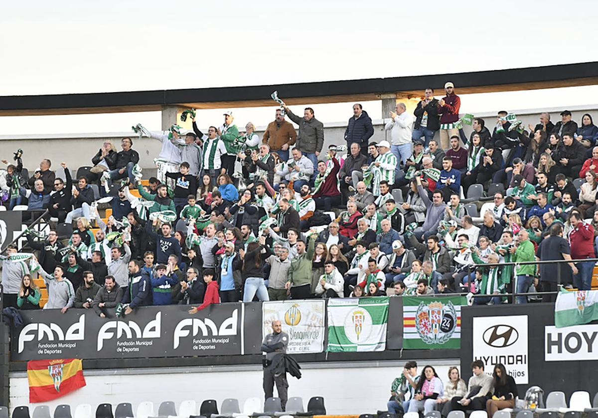 La afición del Córdoba durante un partido lejos de El Arcángel en la pasada temporada
