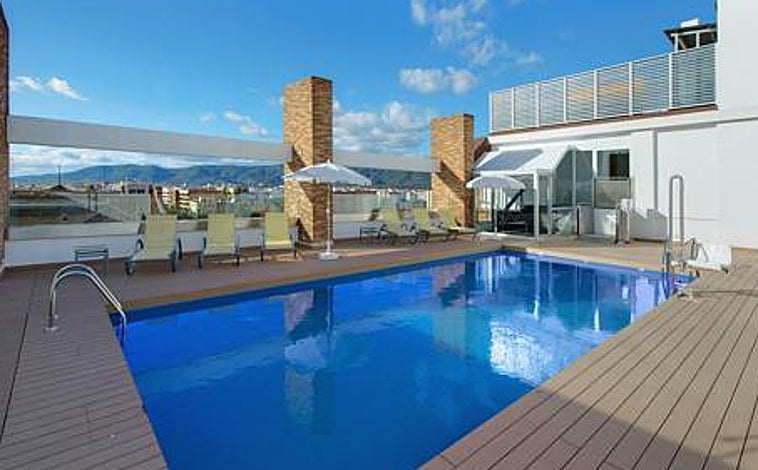 Imagen principal - Hay hoteles muy urbanos, en pleno Centro, el caso del Medina Azahara que cuentan con piscina en su terraza. Cómodos y accesibles. Y luego hay hoteles con encanto y mucha historia, como el Hospes Palacio del Bailío y las Casas de la Judería que son un monumento y encierrar piscinas llenas de relax y tranquilidad