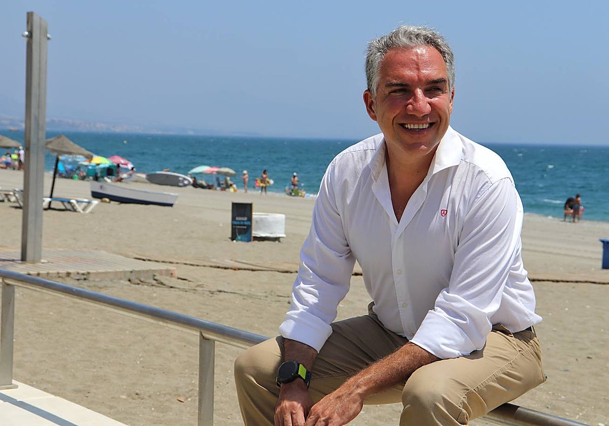 Elías Bendodo, ayer lunes en las playas de Manilva