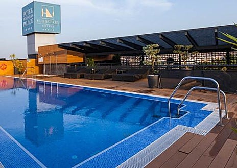 Imagen secundaria 1 - Los hoteles con piscina en Córdoba se localizan por diferentes puntos del mapa urbano. Abetos Maestre Escuela y Adelfas son dos ejemplos de ubicación en la Sierra, con algo menos de temperatura. Eurostar Palace, de cinco estrellas, alberga vistas impresionantes desde su piscina en altura junto a la Judería.