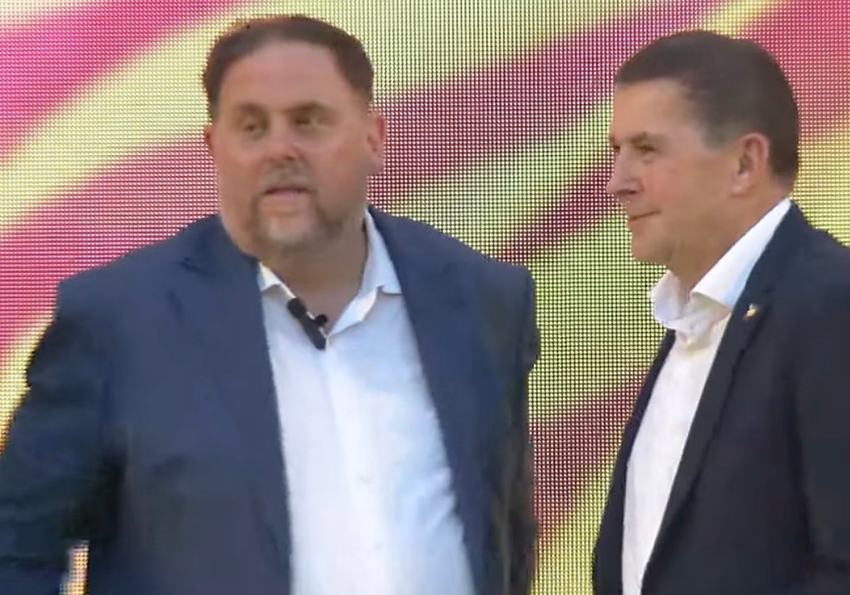 El líder de ERC, Oriol Junqueras, junto al coordinador de EH Bildu, Arnaldo Otegi, este lunes en Barcelona, durante el acto central de campaña de ERC