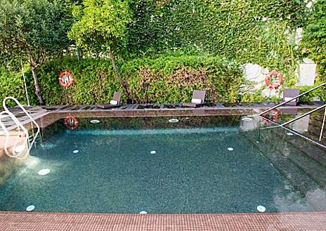 Imagen secundaria 1 - Hay hoteles muy urbanos, en pleno Centro, el caso del Medina Azahara que cuentan con piscina en su terraza. Cómodos y accesibles. Y luego hay hoteles con encanto y mucha historia, como el Hospes Palacio del Bailío y las Casas de la Judería que son un monumento y encierrar piscinas llenas de relax y tranquilidad