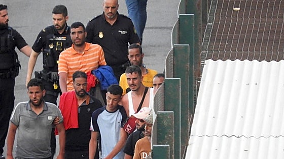 Buscan a cuatro inmigrantes desaparecidos en el trayecto de una patera a la deriva frente a la costa de Almería