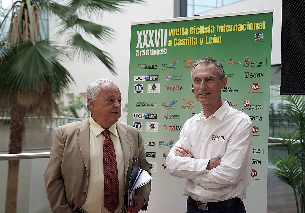 El consejero de Cultura, Turismo y Deporte, Gonzalo Santonja, y el director de la prueba, Laudelino Cubino, presentan la Vuelta Ciclista Internacional a Castilla y León