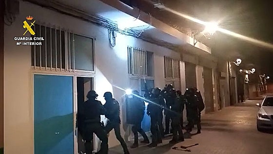Detienen a seis personas con 150 plantas de marihuana, 200 gramos de cocaína y 10.000 euros en efectivo en Valencia