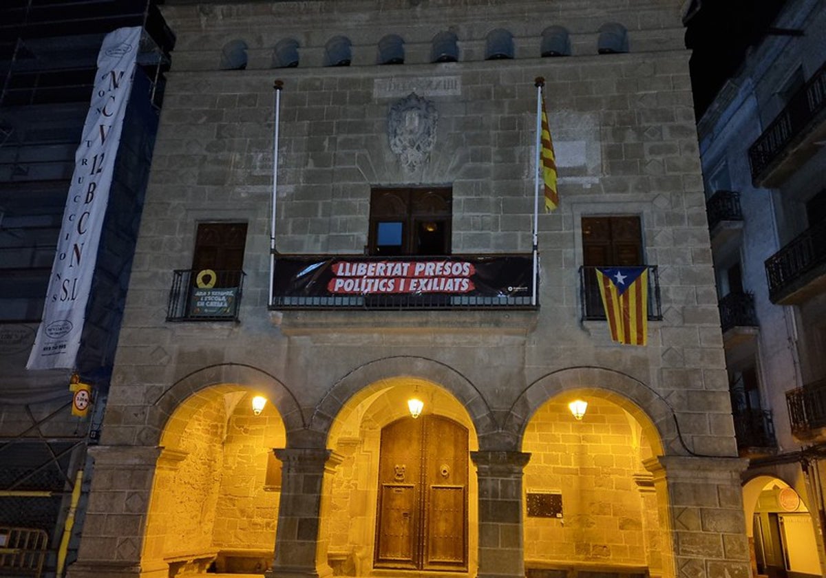 Fachada del edificio consistorial de Agramunt (Lérida) con simbología independentista y parcial en su fachada