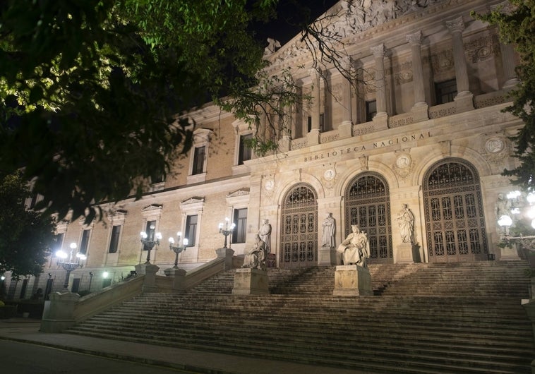 Escalinatas de la Biblioteca Nacional de noche