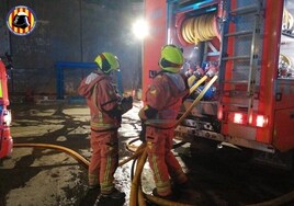 Evacuados dos bomberos al sufrir un golpe de calor durante la extinción de un incendio en La Pobla Llarga (Valencia)