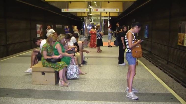 Las estaciones de metro se convierten en agobiantes saunas durante la ola de calor