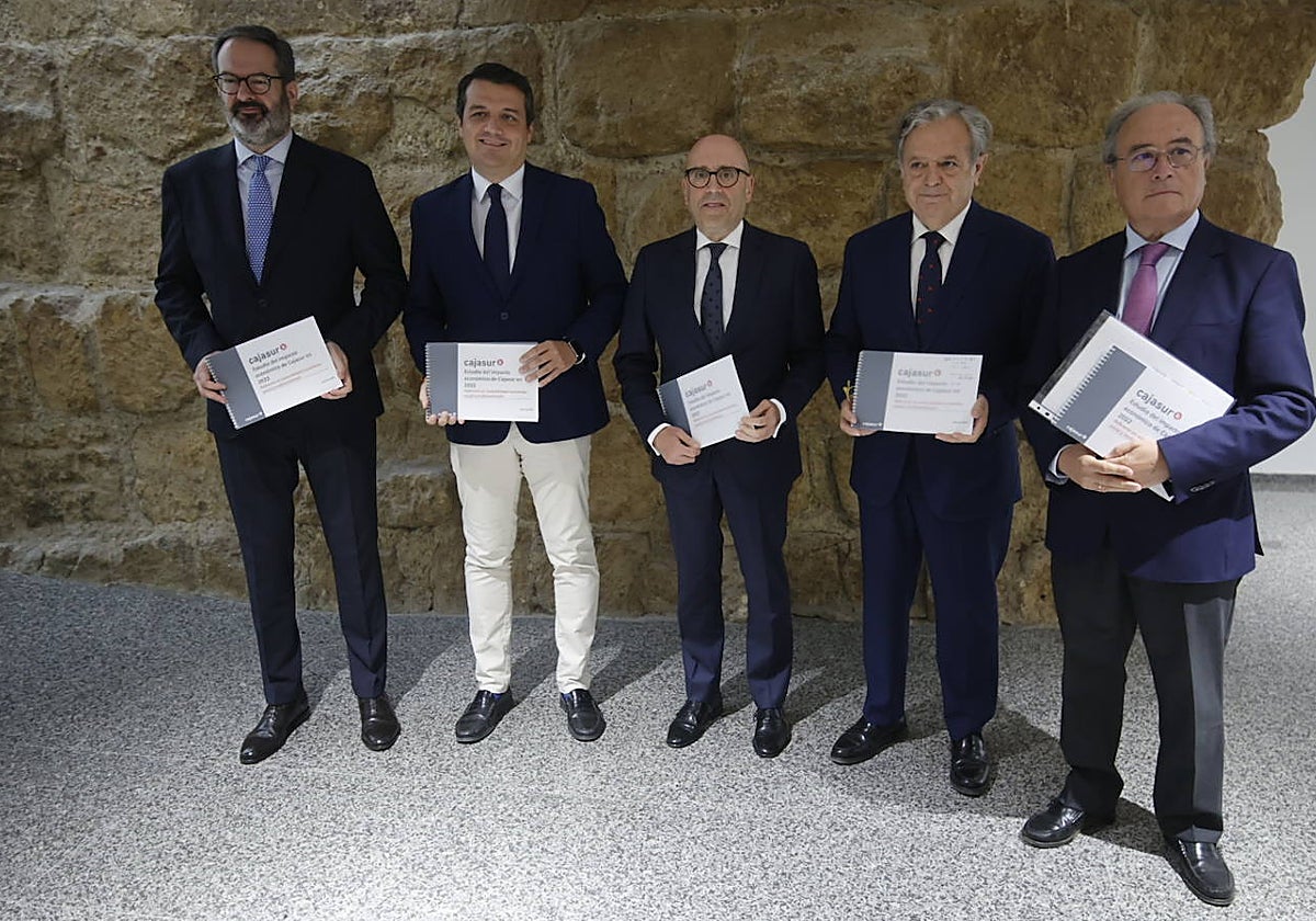 El consejero delegado de Cajasur, Joseba Barrena, con el delegado de la Junta, el alcalde, el presidente de la Diputación y el presidente de CECO