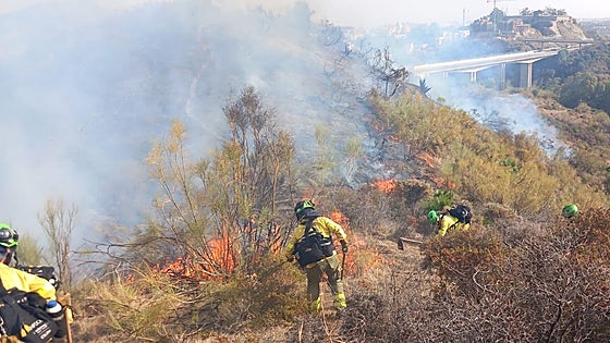 Provocan un incendio en Marbella tras quemar el coche que usaron para huir de un tiroteo