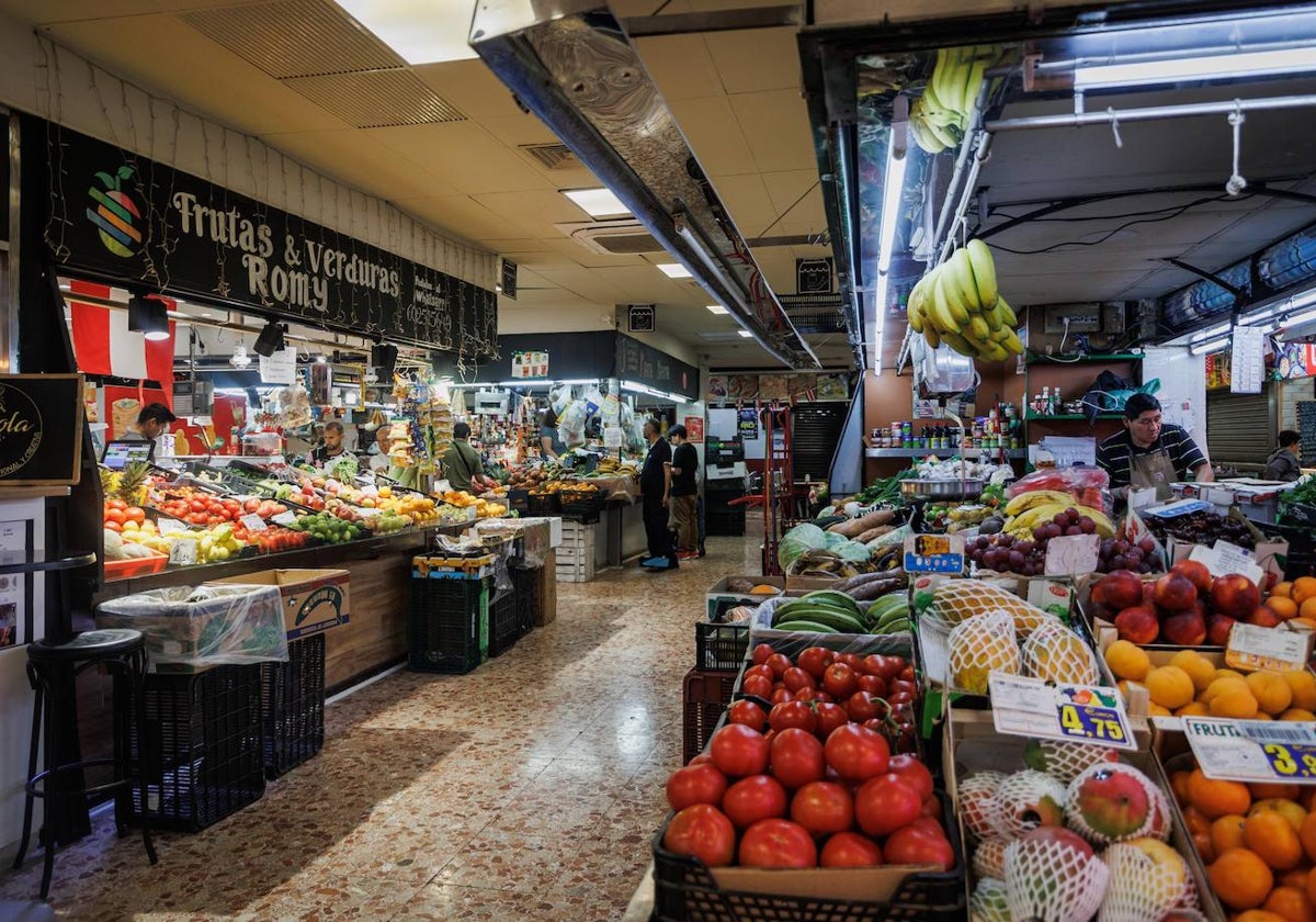 Interior del mercado de los Mostenses