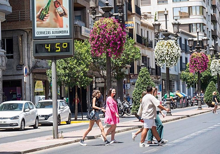 Termómetro exterior que marca 45 grados en una calla de Granada este martes