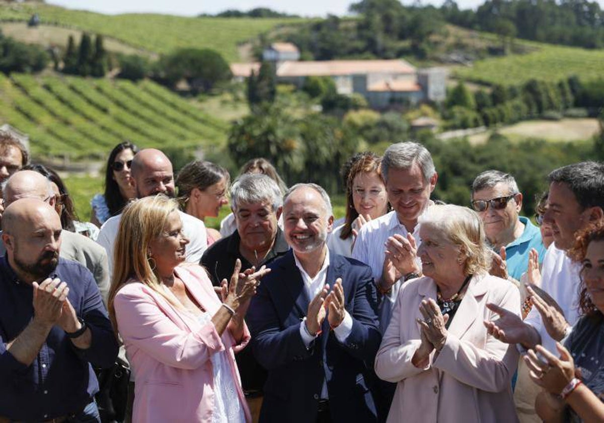 Carmela Silva, José Miñones y Valentín González Formoso, entre los socialistas que se han fotografiado con Carmen Avendaño este miércoles ante el pazo Baión (Vilanova de Arousa)