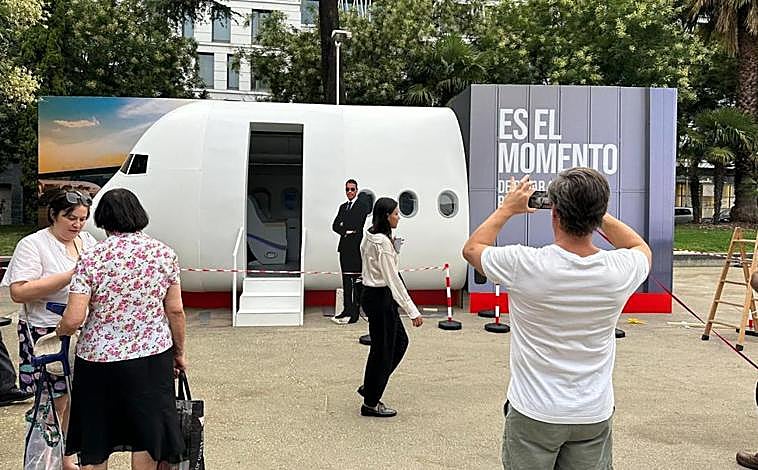 Imagen principal - El PP instala una cabina de avión en pleno centro de Madrid: «Es el momento de bajar a Pedro del Falcon»