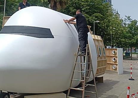 Imagen secundaria 1 - El PP instala una cabina de avión en pleno centro de Madrid: «Es el momento de bajar a Pedro del Falcon»