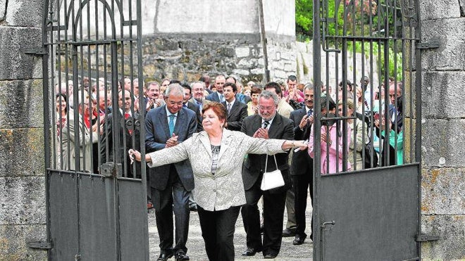 Carmen Avendaño abriendo las puertas del pazo Baión en el acto que se celebró en julio de 2008