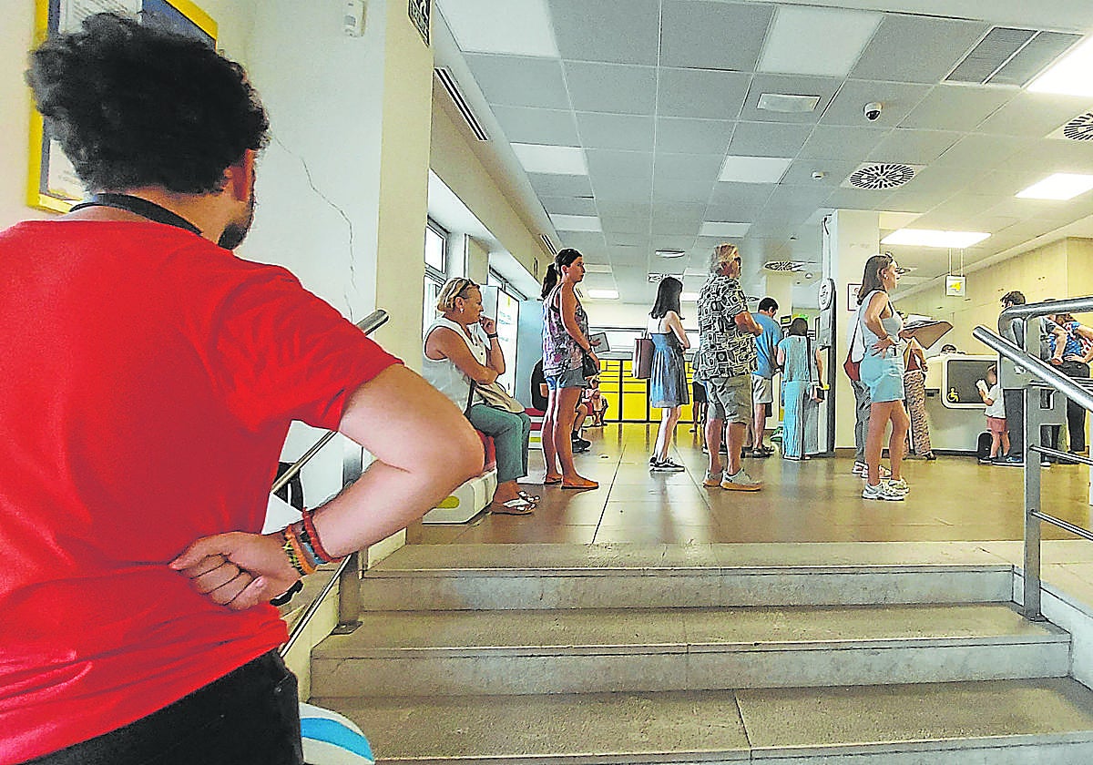 Ciudadanos esperan en una oficina de Correos de Sevilla