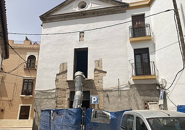 Fachada principal del edificio, en la calle Barroso