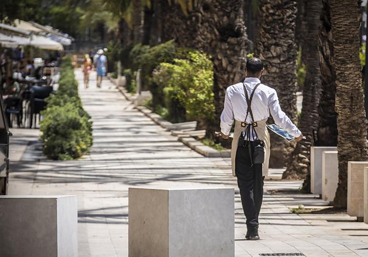 Imagen de archivo de un camarero de un restaurante en la Comunidad Valenciana
