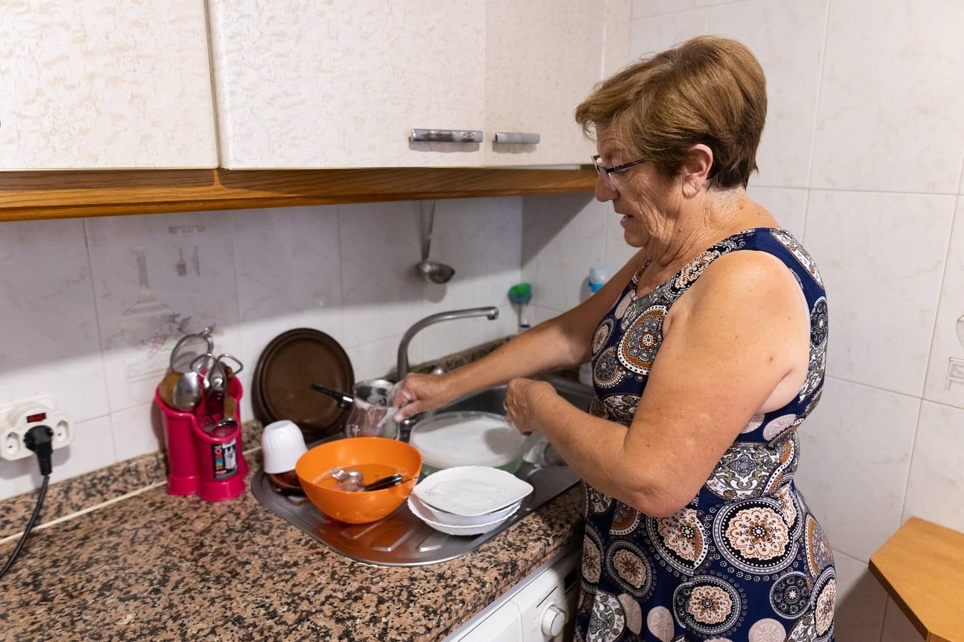 Diferentes vecinos de Casabermeja han contado a ABC cómo sobrellevan el disponer de agua corriente durante sólo seis horas diarias